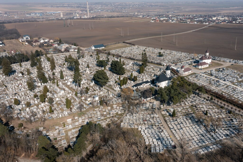 Efemer servicii funerare în cimitirul Pacea din Suceava