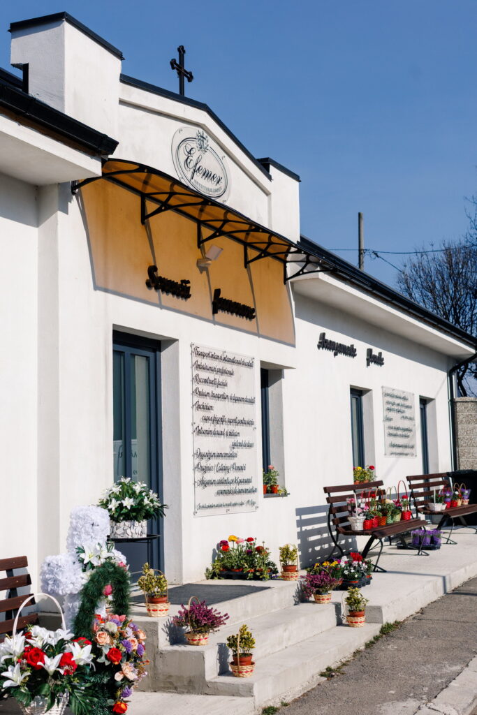 Efemer servicii funerare în cimitirul Pacea din Suceava