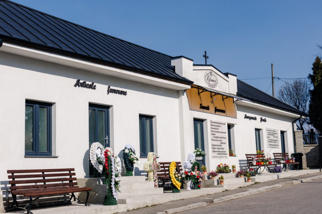 Efemer servicii funerare în cimitirul Pacea din Suceava